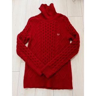 フレッドペリー(FRED PERRY)のFRED PERRY ニット　セーター　タートルネック　ケーブル編み　赤(ニット/セーター)