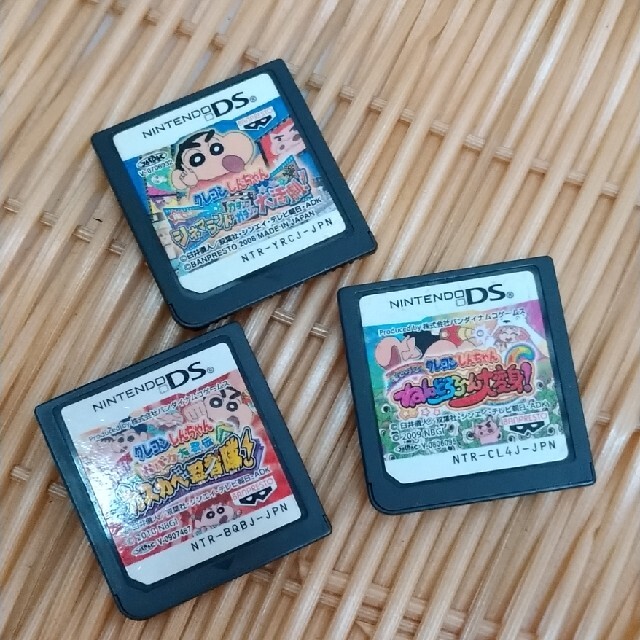 ニンテンドーDS(ニンテンドーDS)のDS クレヨンしんちゃん ３個セット エンタメ/ホビーのゲームソフト/ゲーム機本体(携帯用ゲームソフト)の商品写真