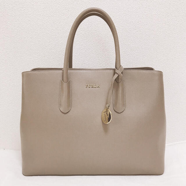 Furla(フルラ)の【美品・1回だけ使用】FURLA トートバッグ　A4OK グレージュ　通勤　綺麗 レディースのバッグ(トートバッグ)の商品写真