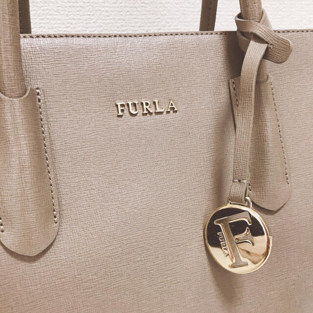 Furla(フルラ)の【美品・1回だけ使用】FURLA トートバッグ　A4OK グレージュ　通勤　綺麗 レディースのバッグ(トートバッグ)の商品写真