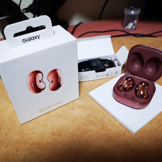 SAMSUNG(サムスン)のGalaxy buds live ラバーケース付き スマホ/家電/カメラのオーディオ機器(ヘッドフォン/イヤフォン)の商品写真