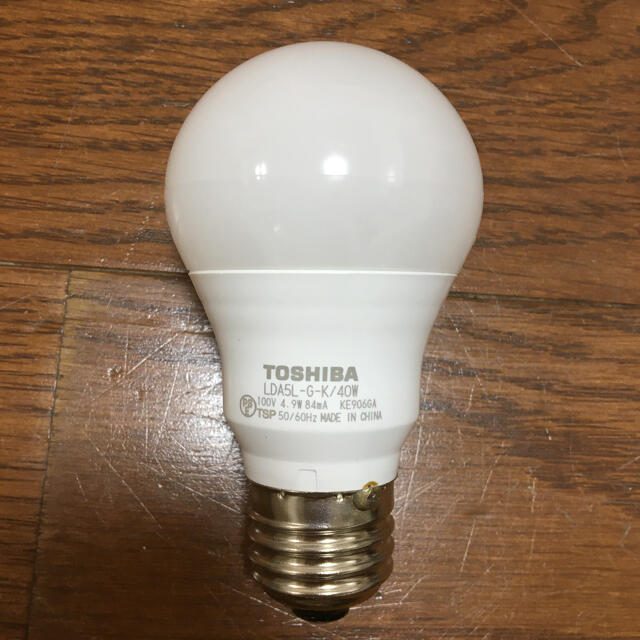 東芝(トウシバ)の東芝　LED電球　LDA5L-G-K / 40W インテリア/住まい/日用品のライト/照明/LED(蛍光灯/電球)の商品写真