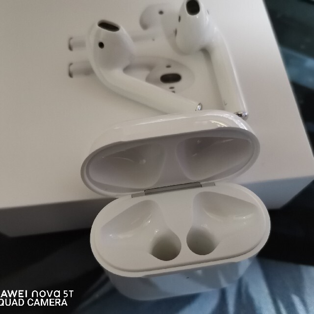 Apple(アップル)のAirPods with charging cace スマホ/家電/カメラのオーディオ機器(ヘッドフォン/イヤフォン)の商品写真