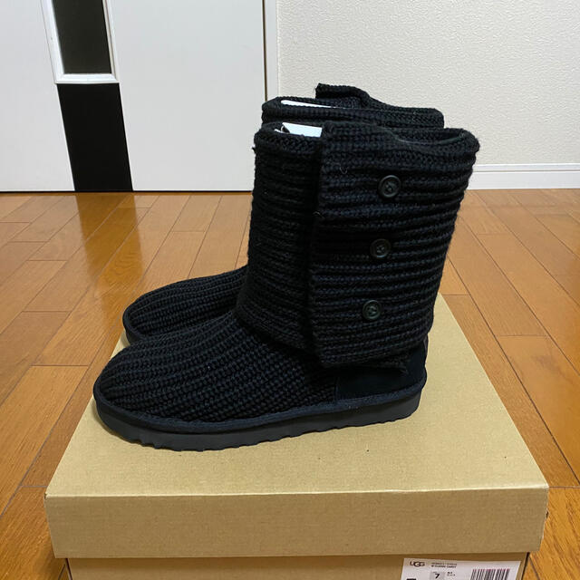 UGG(アグ)の新品　未使用　UGG ニットブーツCLASSIC CARDY ブラック　24cm レディースの靴/シューズ(ブーツ)の商品写真