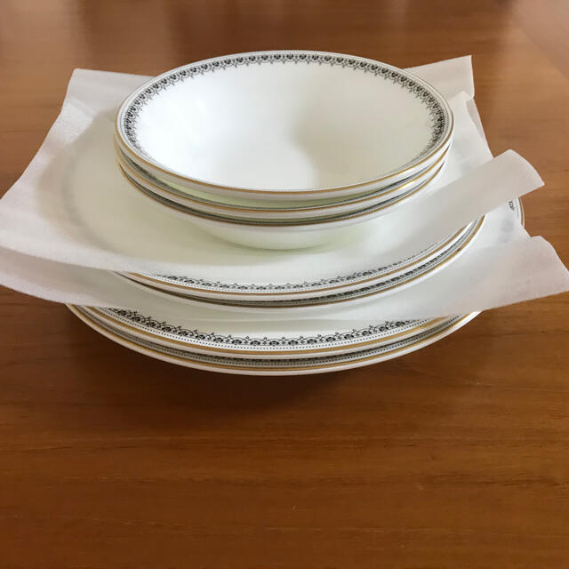 NIKKO(ニッコー)のおはヨーグルト様専用 洋食器 FINE BONE CHINA 洋食器7枚セット インテリア/住まい/日用品のキッチン/食器(食器)の商品写真