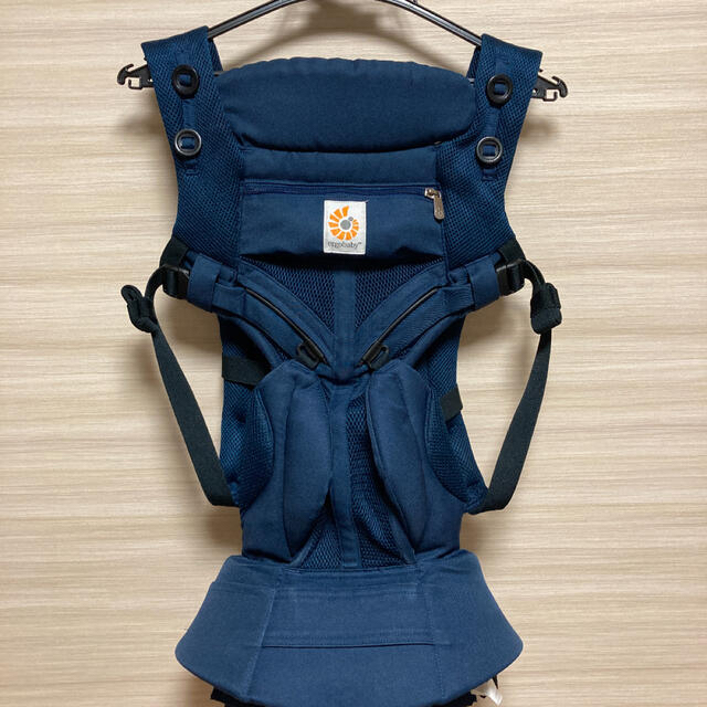 Ergobaby(エルゴベビー)の【美品】エルゴベビー オムニ360 クールエア　おまけ付き キッズ/ベビー/マタニティの外出/移動用品(抱っこひも/おんぶひも)の商品写真