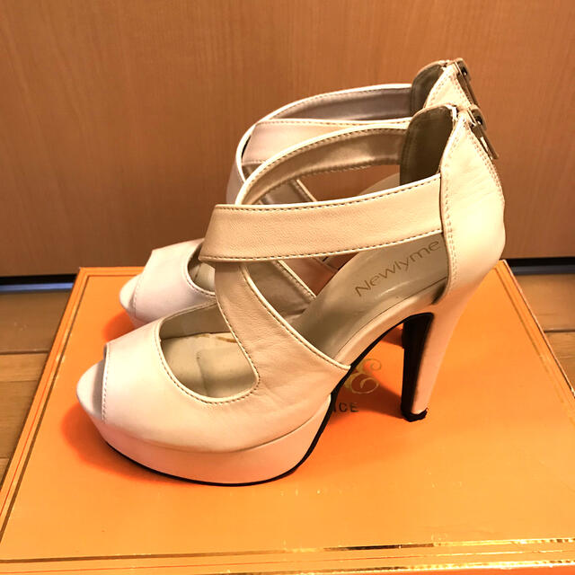 クロス　サンダル　ベージュ レディースの靴/シューズ(サンダル)の商品写真