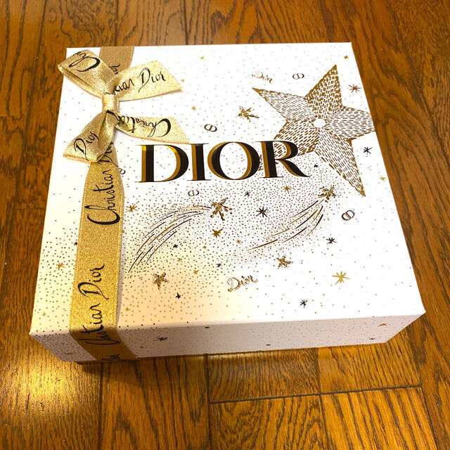 Christian Dior(クリスチャンディオール)の【ボックス】ディオール　ギフトボックス　ホリデー限定　ゴールド　コフレ箱 インテリア/住まい/日用品のオフィス用品(ラッピング/包装)の商品写真