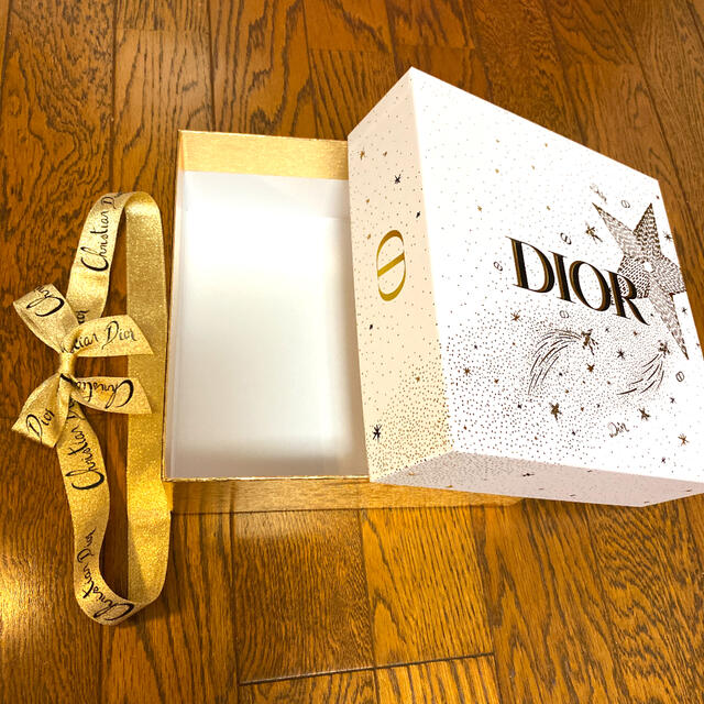 Christian Dior(クリスチャンディオール)の【ボックス】ディオール　ギフトボックス　ホリデー限定　ゴールド　コフレ箱 インテリア/住まい/日用品のオフィス用品(ラッピング/包装)の商品写真