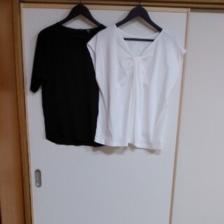ユニクロ(UNIQLO)のユニクロ白と黒トップス2点セット(Tシャツ(半袖/袖なし))
