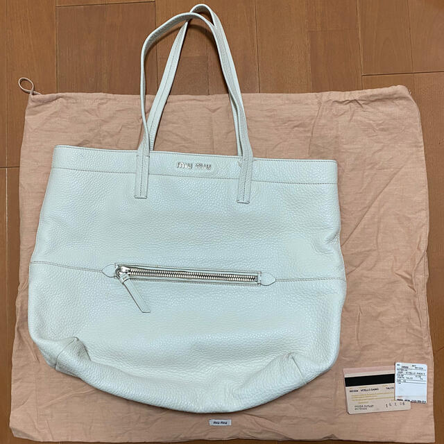 miumiu(ミュウミュウ)の専用　miumiu ホワイト　レザートートバッグ　保存袋&ギャランティカード付属 レディースのバッグ(トートバッグ)の商品写真