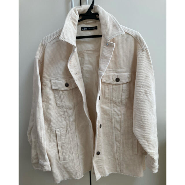 ZARA(ザラ)のZARA ホワイト コーデュロイジャケット オーバーサイズ M レディースのジャケット/アウター(その他)の商品写真