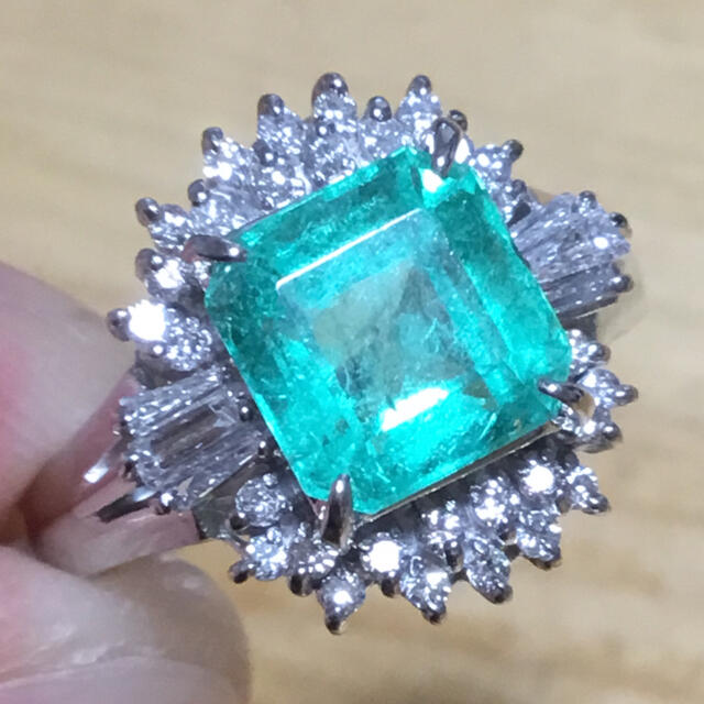 定番のお歳暮 2カラット超❗️エメラルド&ダイヤモンド✨リング✨約