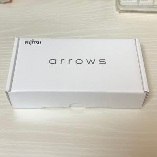 フジツウ(富士通)の［ほぼ新品］arrows RX ゴールド　シンプルモードでシニアの方にもどうぞ(スマートフォン本体)