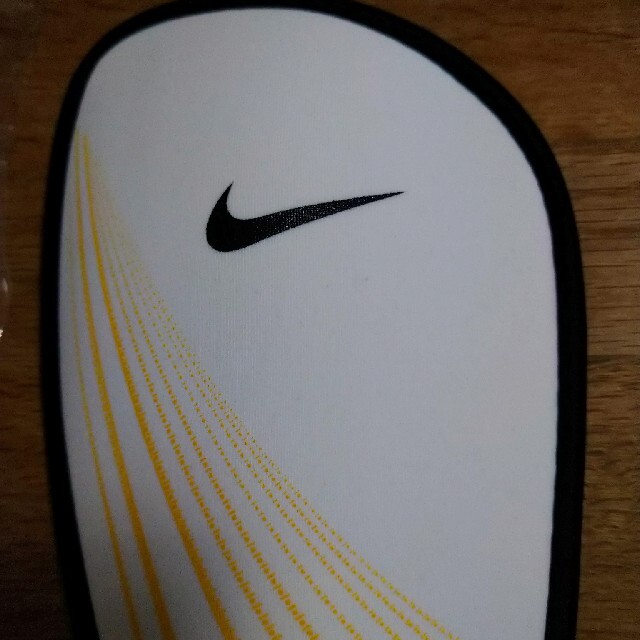 NIKE(ナイキ)のNIKE シンガード(すね当て)　サイズS スポーツ/アウトドアのサッカー/フットサル(その他)の商品写真