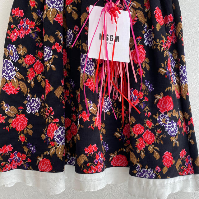 MSGM(エムエスジイエム)のMSGM 新品イタリア製　花柄スカート　サイズS 定価58000円 レディースのスカート(ひざ丈スカート)の商品写真