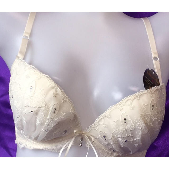 エメ系♡白✧⋆バタフライ刺繍上下SET レディースの下着/アンダーウェア(ブラ&ショーツセット)の商品写真