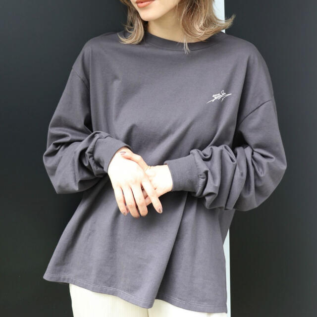 MURUA(ムルーア)のMURUA バックフラワーロングスリーブT レディースのトップス(Tシャツ(長袖/七分))の商品写真