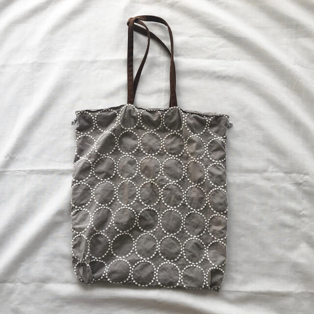mina perhonen(ミナペルホネン)のミナペルホネン　タンバリン巾着バッグ　トートバッグ　グレー　 レディースのバッグ(トートバッグ)の商品写真