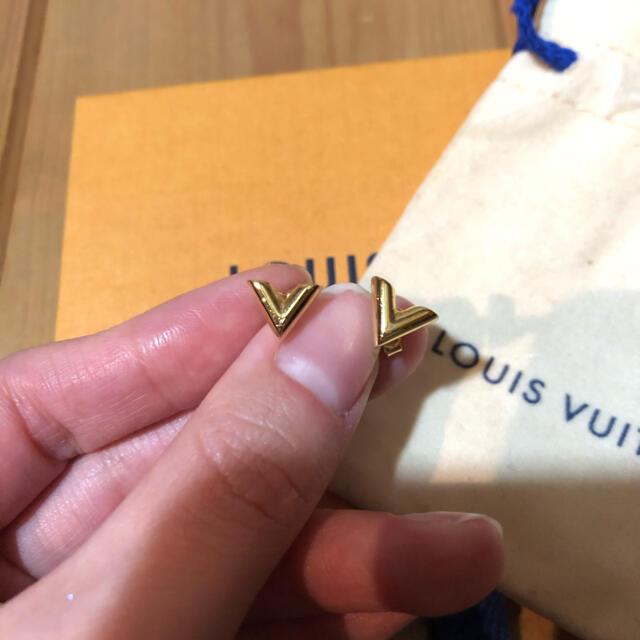 LOUIS VUITTON(ルイヴィトン)のスタッズ　イヤリング　エッセンシャルV ピアス　ルイヴィトン レディースのアクセサリー(ピアス)の商品写真