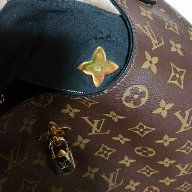 LOUIS VUITTON(ルイヴィトン)のヴィトンフラワーホーボー&GUCCIショルダー レディースのバッグ(ショルダーバッグ)の商品写真