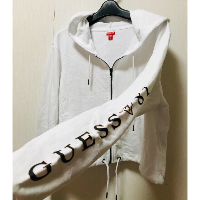 GUESS(ゲス)のGuess ショート丈パーカー♡M又はXL！ レディースのトップス(パーカー)の商品写真