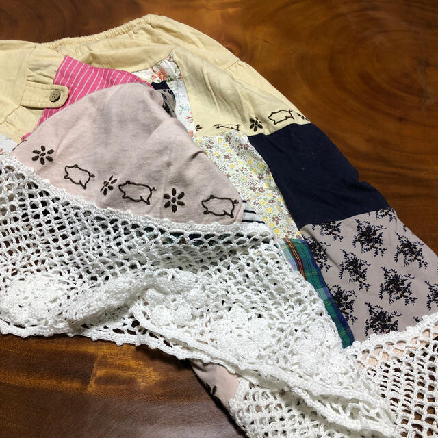 drug store's(ドラッグストアーズ)のDSドラッグストアーズ　ロゴ刺繍&パッチワーク裾手編みレーススカート　 レディースのスカート(ひざ丈スカート)の商品写真