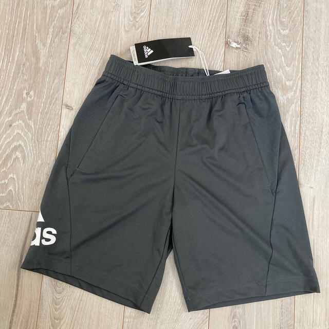 adidas(アディダス)の☆専用☆【新品】アディダス キッズ ハーフパンツ 150(送料込み) キッズ/ベビー/マタニティのキッズ服男の子用(90cm~)(パンツ/スパッツ)の商品写真