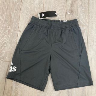 アディダス(adidas)の☆専用☆【新品】アディダス キッズ ハーフパンツ 150(送料込み)(パンツ/スパッツ)