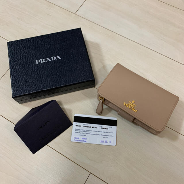 PRADA(プラダ)の未使用プラダ二つ折ファスナー財布1M1225 付属品全有り　 レディースのファッション小物(財布)の商品写真