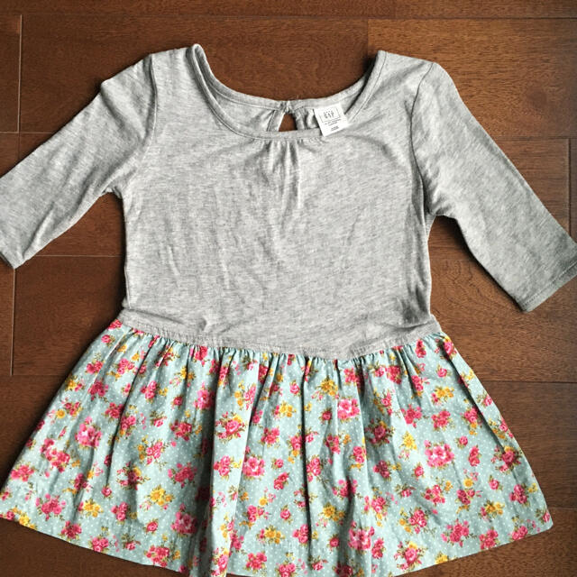 GAP(ギャップ)のGAP 花柄スカートワンピース オーバーパンツ付 キッズ/ベビー/マタニティのキッズ服女の子用(90cm~)(ワンピース)の商品写真