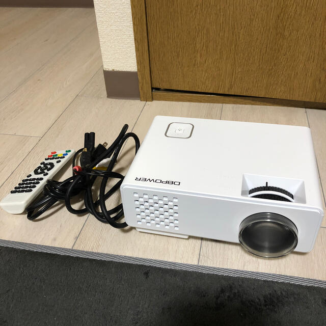 DBPOWER ミニプロジェクトターhdmi付き スマホ/家電/カメラのテレビ/映像機器(プロジェクター)の商品写真