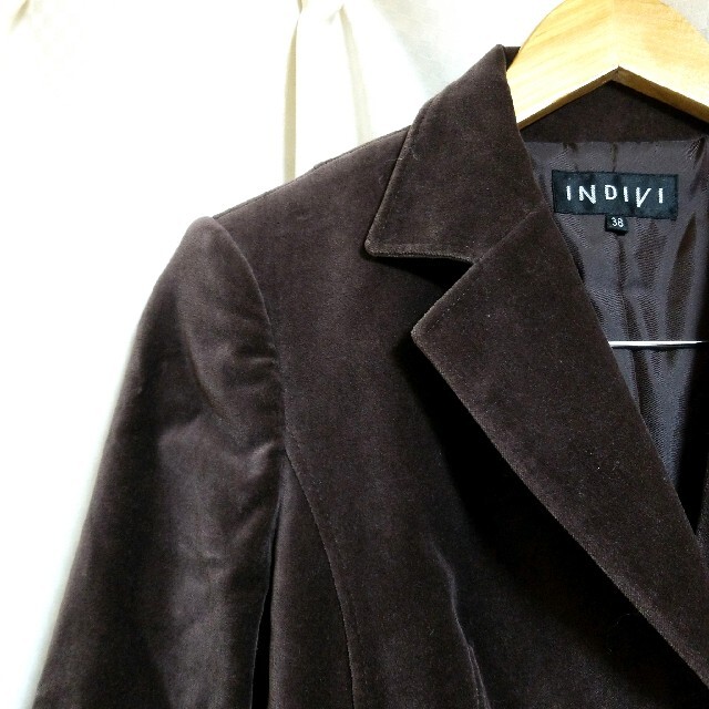INDIVI(インディヴィ)のインディヴィ ダークブラウン ベロア 長袖テーラードジャケット 38(Mサイズ) レディースのジャケット/アウター(テーラードジャケット)の商品写真