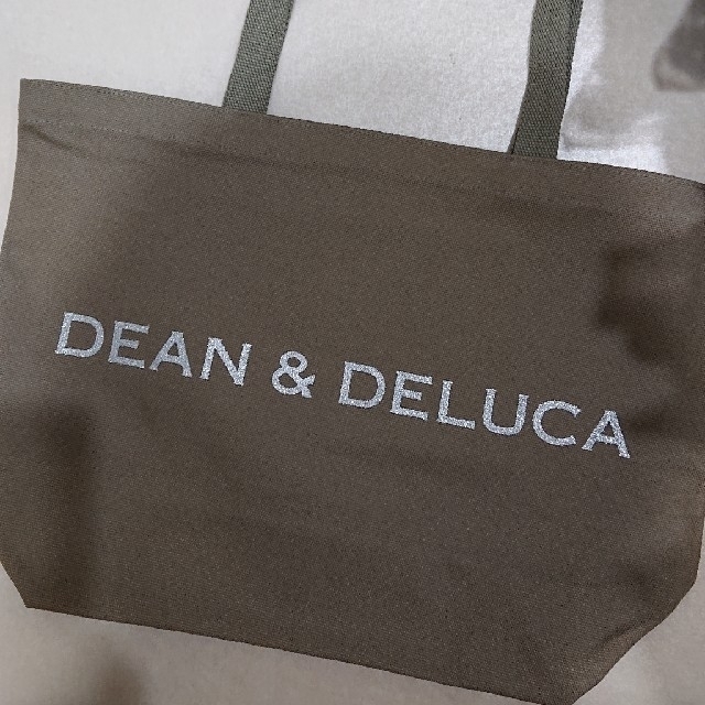 DEAN & DELUCA(ディーンアンドデルーカ)のDEAN&DELUCA チャリティートートバッグ オリーブ  S&Lサイズセット レディースのバッグ(トートバッグ)の商品写真