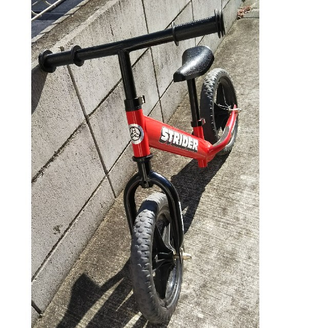 STRIDA(ストライダ)のsnoopy様中古 ストライダー 赤 キッズ/ベビー/マタニティの外出/移動用品(自転車)の商品写真