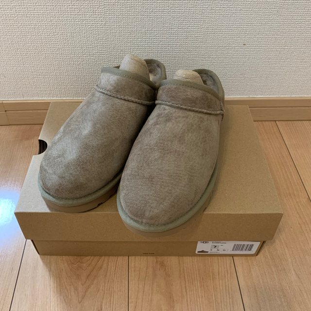 UGG(アグ)の【ハル様専用】UGG クラシックスリッパ　　FRAMeWORK フレームワーク レディースの靴/シューズ(スリッポン/モカシン)の商品写真