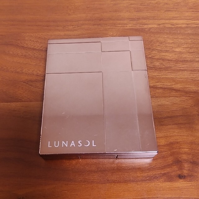 LUNASOL(ルナソル)のともちゃん様専用 ルナソル ライティングフォーアイズ 04 Neutral  コスメ/美容のベースメイク/化粧品(アイシャドウ)の商品写真