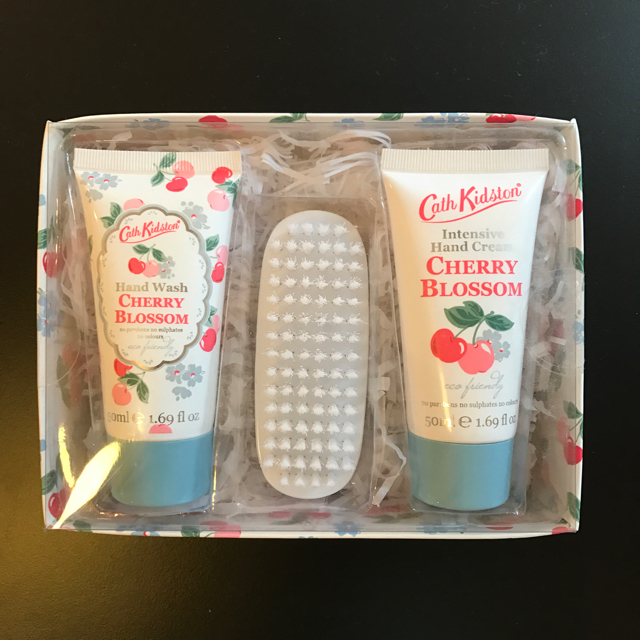 Cath Kidston(キャスキッドソン)の★箱なし再値下げ★新品キャスキッドソンハンドケアセット コスメ/美容のボディケア(ハンドクリーム)の商品写真