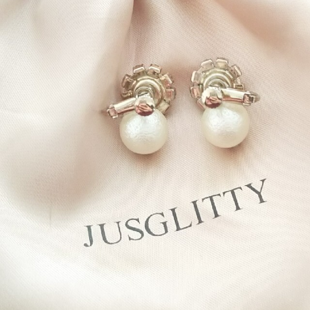 JUSGLITTY(ジャスグリッティー)のJUSGLITTY フラワー×パール ダブルキャッチイヤリング レディースのアクセサリー(イヤリング)の商品写真