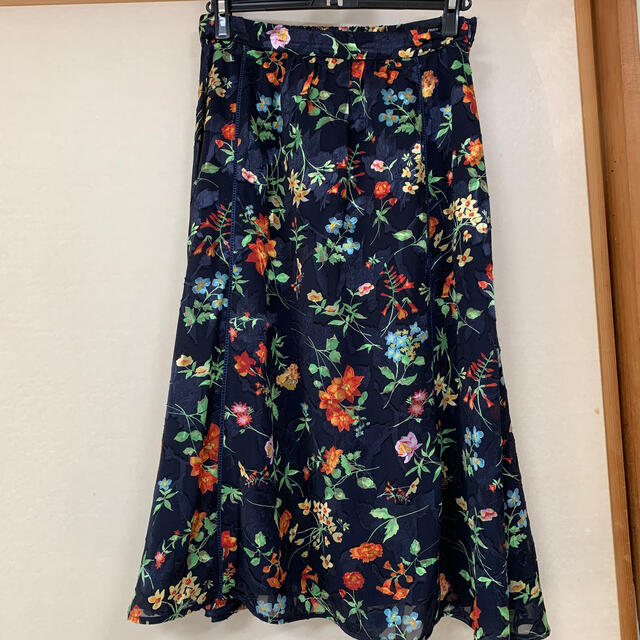 QUEENS COURT(クイーンズコート)のクイーンズコート オパールフラワープリントスカート レディースのスカート(ひざ丈スカート)の商品写真