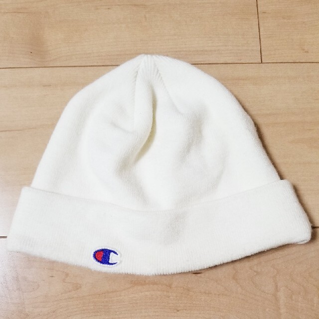 Champion(チャンピオン)のchampion 白　ニット帽 レディースの帽子(ニット帽/ビーニー)の商品写真