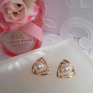 SALE 新品トライアングルパールピアス(ピアス)