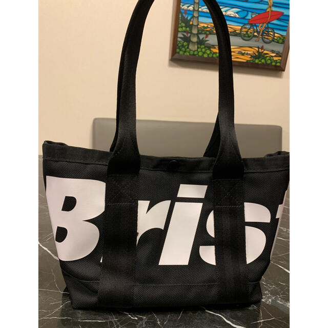 F.C.R.B.(エフシーアールビー)のFCRB NEWERA BIG LOGO TOTE BAG MINI メンズのバッグ(トートバッグ)の商品写真