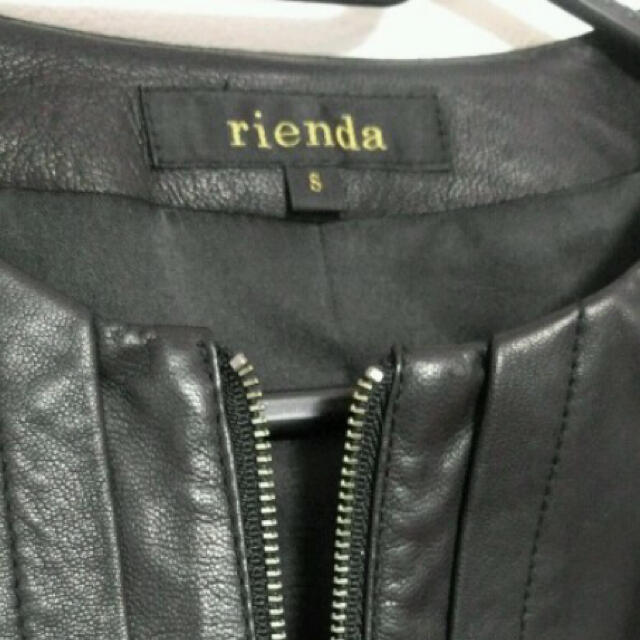 rienda(リエンダ)のrienda　リアルレザー　ライダース　ジャケット　ノーカラー　山羊皮　本革 レディースのジャケット/アウター(ライダースジャケット)の商品写真