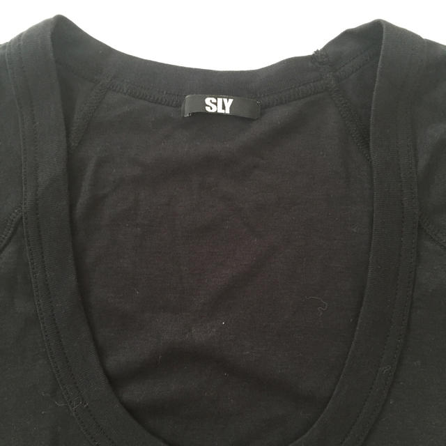 SLY(スライ)のSLY黒Tシャツ レディースのトップス(Tシャツ(半袖/袖なし))の商品写真