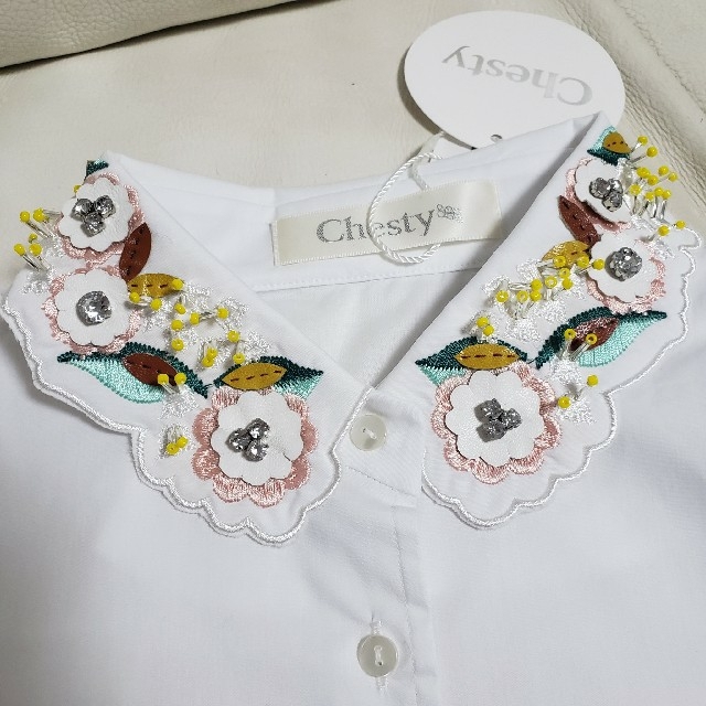 Chesty(チェスティ)のsurya0905様専用♡チェスティ つけ襟 立体 フラワー ホワイト 刺繍 レディースのアクセサリー(つけ襟)の商品写真