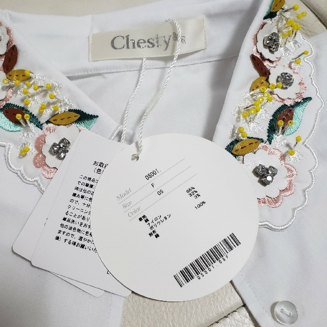 Chesty(チェスティ)のsurya0905様専用♡チェスティ つけ襟 立体 フラワー ホワイト 刺繍 レディースのアクセサリー(つけ襟)の商品写真