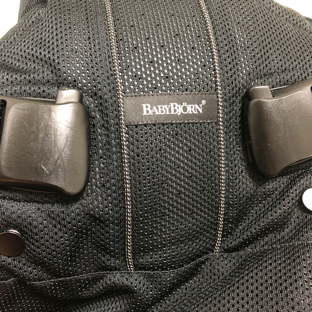 BABYBJORN(ベビービョルン)の 抱っこ紐 メッシュ　ベビーキャリアONE＋エアーブラック キッズ/ベビー/マタニティの外出/移動用品(抱っこひも/おんぶひも)の商品写真