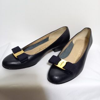 サルヴァトーレフェラガモ(Salvatore Ferragamo)の専用フェラガモ　ヴァラリボンパンプス　ネイビー(ハイヒール/パンプス)