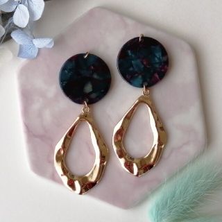 青紫パーツ×大ぶりゴールドピアス　イヤリング(ピアス)